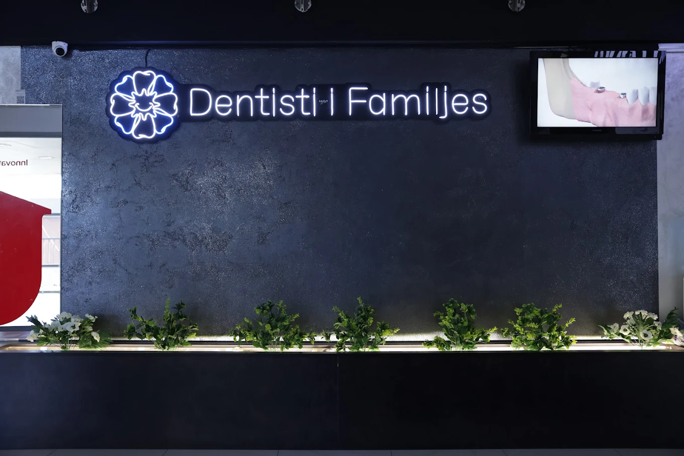 Logoja Dentisti i Familjes brenda klinikës